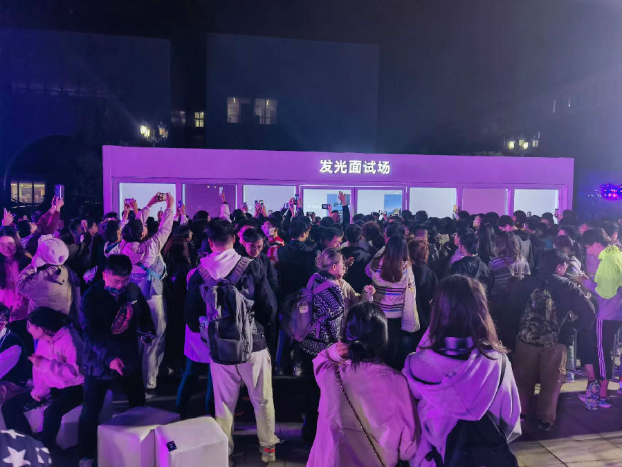 一场别开生面的发光招聘会