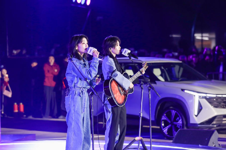 一场别开生面的发光招聘会